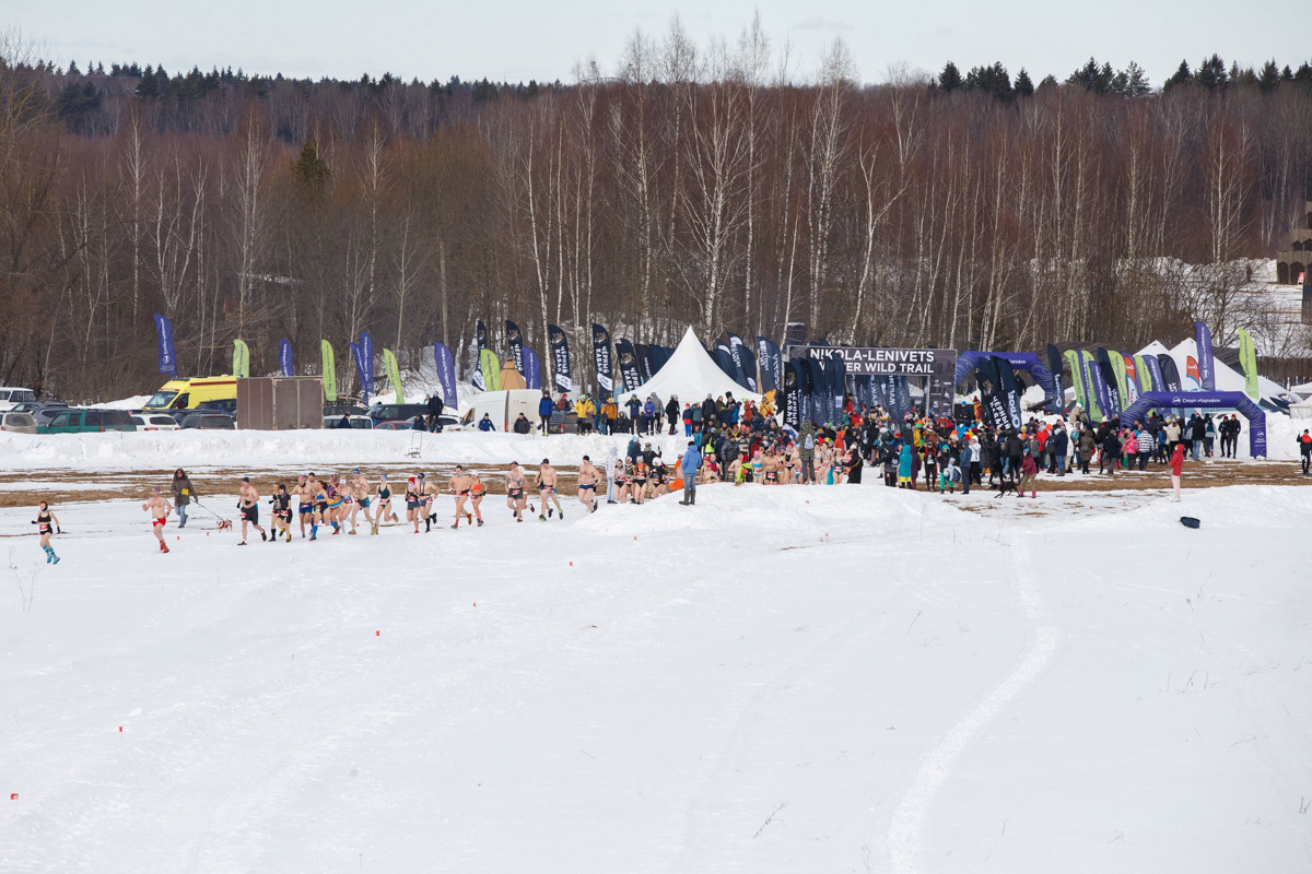 В заснеженных лесах Калужской области прошел необычный забег в купальниках. Трейлраннеры со всей страны проводили зиму, не постеснявшись и не побоявшись оголиться на морозе. Среди тех, кто вышел на старт, спортсмен из Владимира Дмитрий Шунин. Наш земляк не только поработал над образом, но и пришел к финишу вторым.