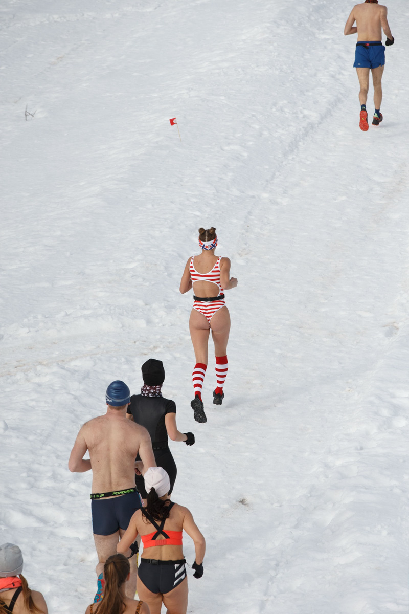 В заснеженных лесах Калужской области прошел необычный забег в купальниках. Трейлраннеры со всей страны проводили зиму, не постеснявшись и не побоявшись оголиться на морозе. Среди тех, кто вышел на старт, спортсмен из Владимира Дмитрий Шунин. Наш земляк не только поработал над образом, но и пришел к финишу вторым.