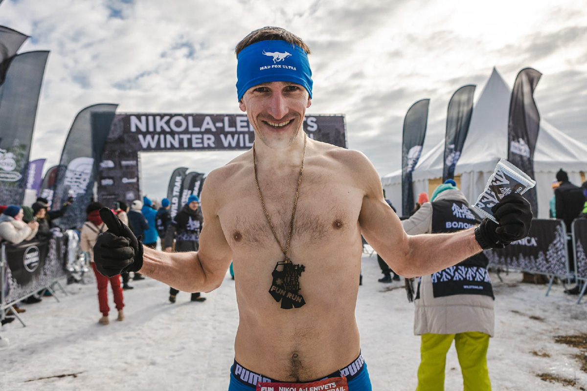 В заснеженных лесах Калужской области прошел необычный забег в купальниках. Трейлраннеры со всей страны проводили зиму, не постеснявшись и не побоявшись оголиться на морозе. Среди тех, кто вышел на старт, спортсмен из Владимира Дмитрий Шунин. Наш земляк не только поработал над образом, но и пришел к финишу вторым.