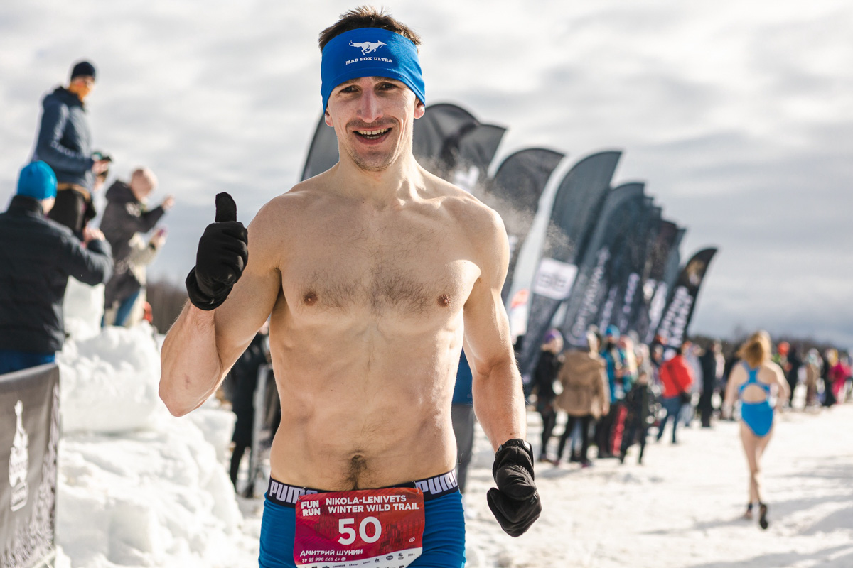 В заснеженных лесах Калужской области прошел необычный забег в купальниках. Трейлраннеры со всей страны проводили зиму, не постеснявшись и не побоявшись оголиться на морозе. Среди тех, кто вышел на старт, спортсмен из Владимира Дмитрий Шунин. Наш земляк не только поработал над образом, но и пришел к финишу вторым.