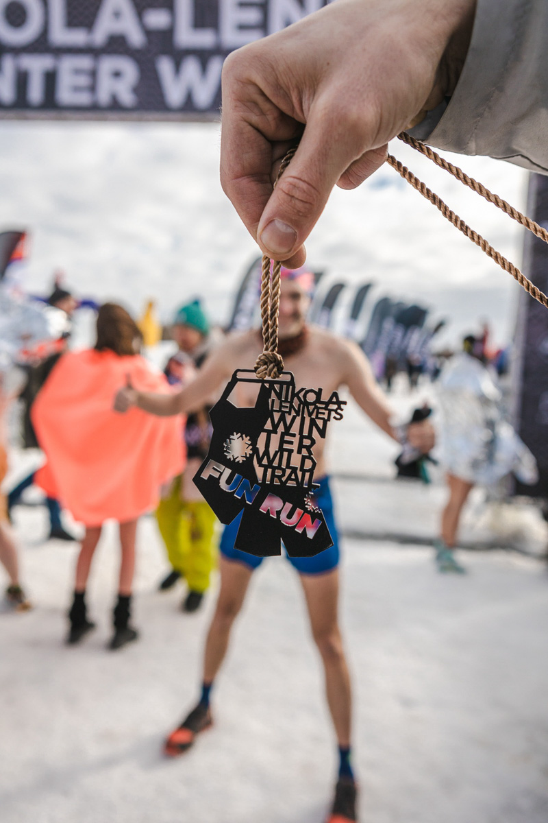 В заснеженных лесах Калужской области прошел необычный забег в купальниках. Трейлраннеры со всей страны проводили зиму, не постеснявшись и не побоявшись оголиться на морозе. Среди тех, кто вышел на старт, спортсмен из Владимира Дмитрий Шунин. Наш земляк не только поработал над образом, но и пришел к финишу вторым.