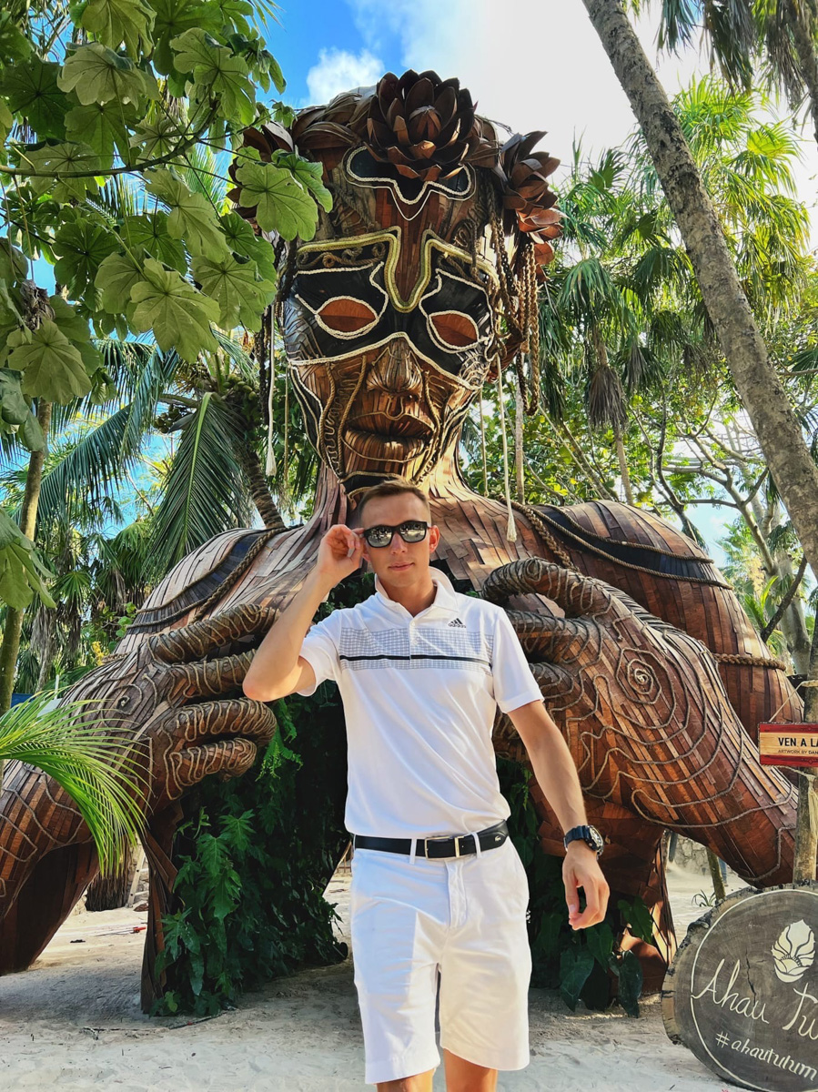 «Нам не повезло оказаться в одном из самых дорогих мест планеты с невкусной едой и ужасным обслуживанием». В компании возлюбленной бизнесмен из Владимира Валентин Пахомов застрял в Мексике почти на два долгих месяца. Теперь он делился лайфхаками, как перенести санкционные удары и вернуться домой.