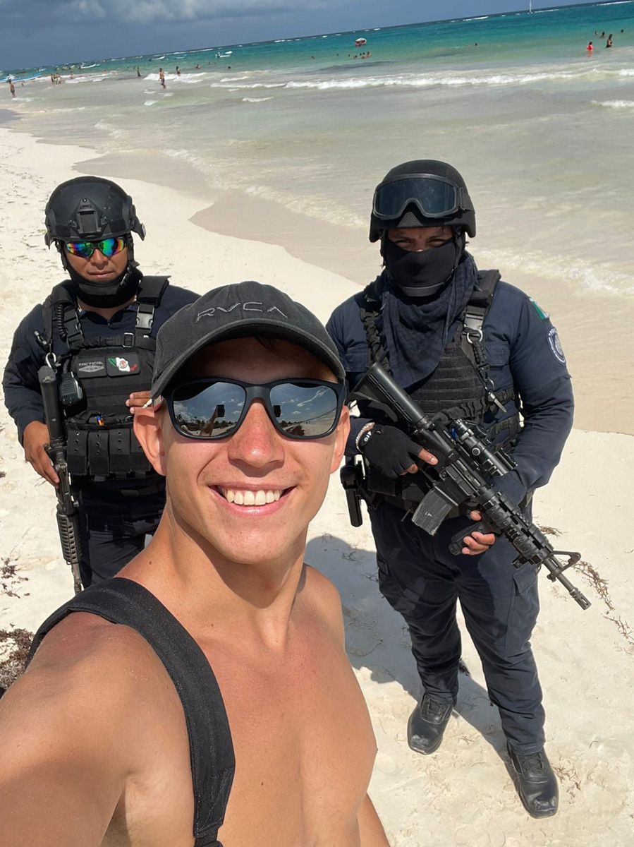 «Нам не повезло оказаться в одном из самых дорогих мест планеты с невкусной едой и ужасным обслуживанием». В компании возлюбленной бизнесмен из Владимира Валентин Пахомов застрял в Мексике почти на два долгих месяца. Теперь он делился лайфхаками, как перенести санкционные удары и вернуться домой.