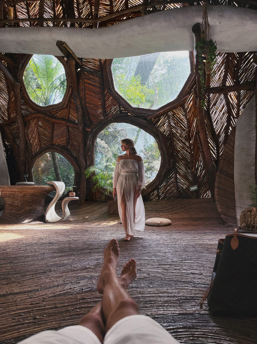 «Нам не повезло оказаться в одном из самых дорогих мест планеты с невкусной едой и ужасным обслуживанием». В компании возлюбленной бизнесмен из Владимира Валентин Пахомов застрял в Мексике почти на два долгих месяца. Теперь он делился лайфхаками, как перенести санкционные удары и вернуться домой.