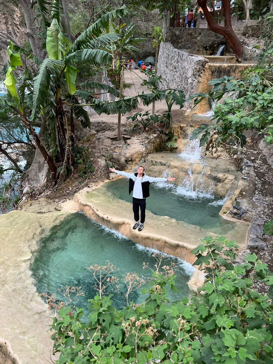 «Нам не повезло оказаться в одном из самых дорогих мест планеты с невкусной едой и ужасным обслуживанием». В компании возлюбленной бизнесмен из Владимира Валентин Пахомов застрял в Мексике почти на два долгих месяца. Теперь он делился лайфхаками, как перенести санкционные удары и вернуться домой.