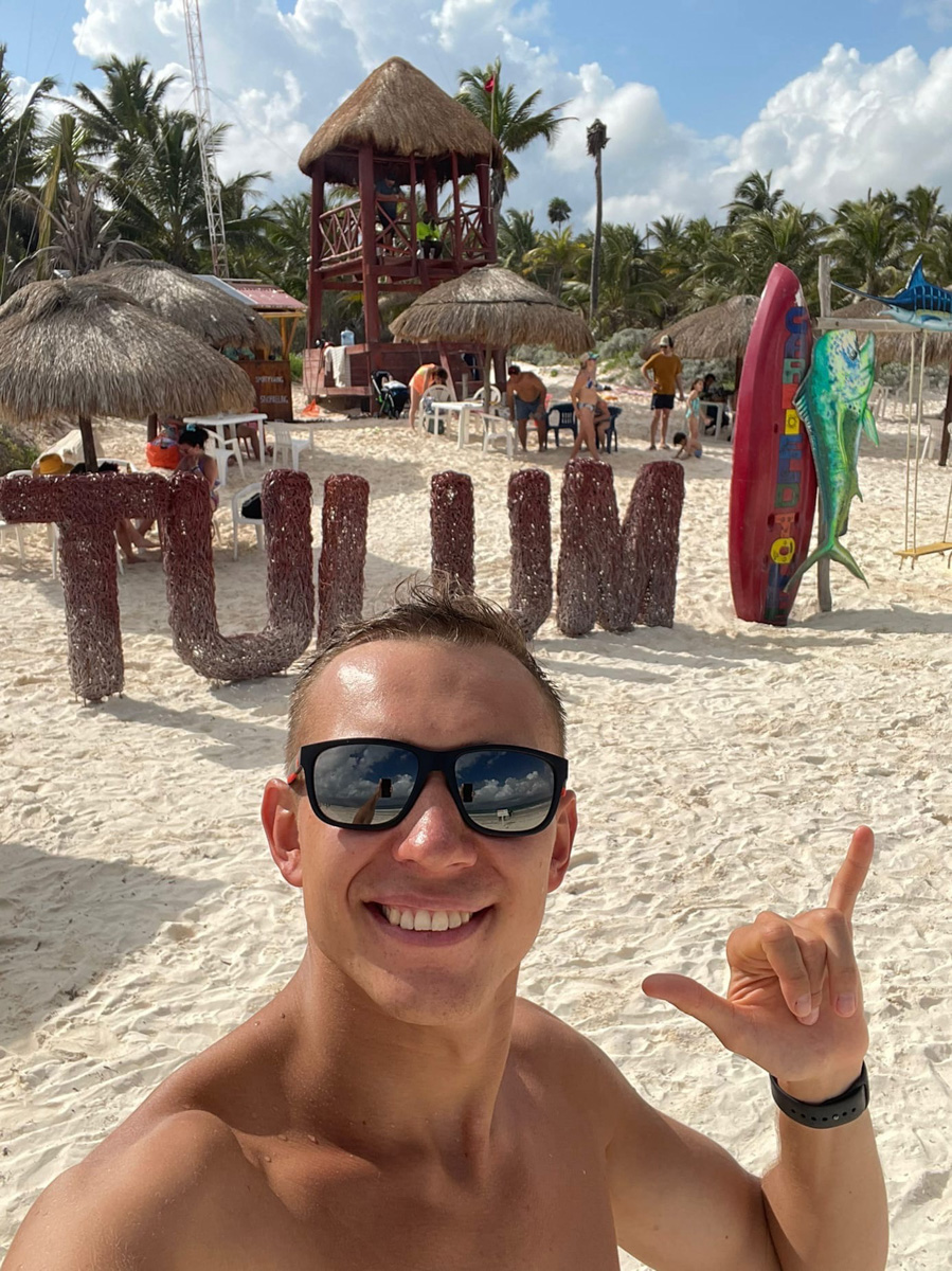 «Нам не повезло оказаться в одном из самых дорогих мест планеты с невкусной едой и ужасным обслуживанием». В компании возлюбленной бизнесмен из Владимира Валентин Пахомов застрял в Мексике почти на два долгих месяца. Теперь он делился лайфхаками, как перенести санкционные удары и вернуться домой.