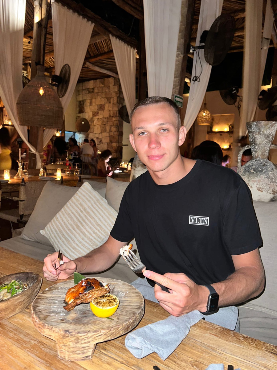 «Нам не повезло оказаться в одном из самых дорогих мест планеты с невкусной едой и ужасным обслуживанием». В компании возлюбленной бизнесмен из Владимира Валентин Пахомов застрял в Мексике почти на два долгих месяца. Теперь он делился лайфхаками, как перенести санкционные удары и вернуться домой.