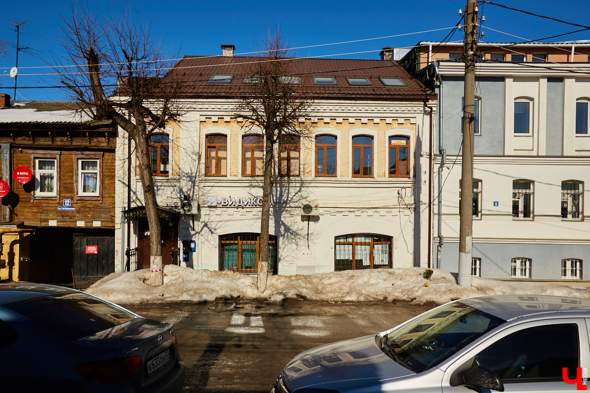 23 марта 1925 года улица 1-я Никольская была переименована в честь азербайджанского революционера Наримана Нариманова. Более неподходящую для этого локацию трудно было придумать...