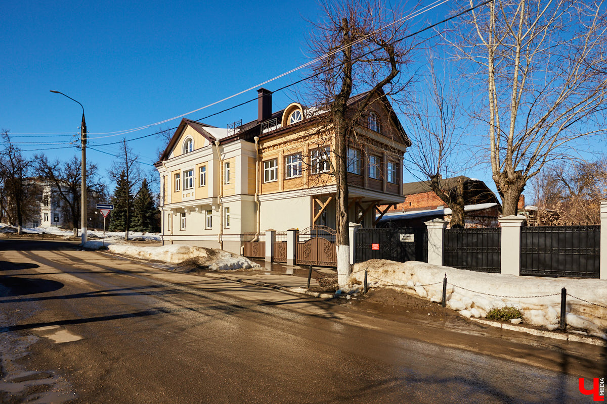 23 марта 1925 года улица 1-я Никольская была переименована в честь азербайджанского революционера Наримана Нариманова. Более неподходящую для этого локацию трудно было придумать...