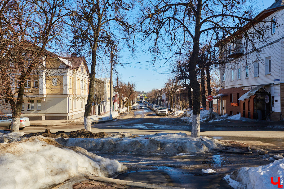 23 марта 1925 года улица 1-я Никольская была переименована в честь азербайджанского революционера Наримана Нариманова. Более неподходящую для этого локацию трудно было придумать...