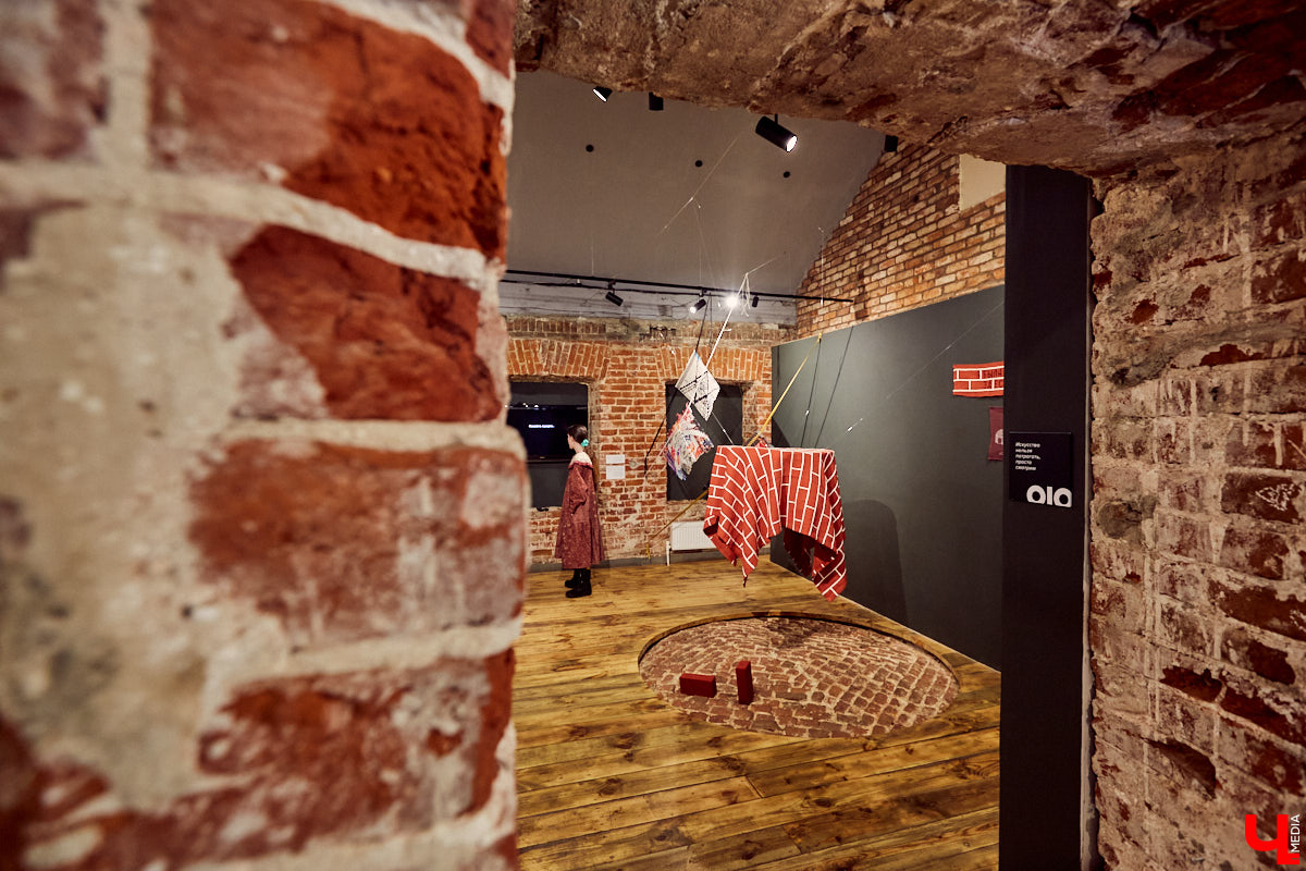 Как сделать возможным «Невозможное застолье», разрушить стены и поймать неуловимые тени? Ищем ответы на выставке современного текстиля.