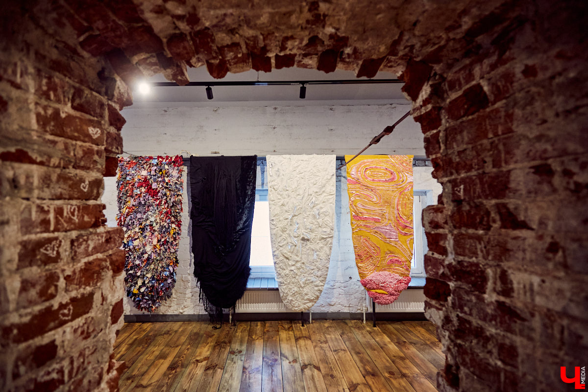 Как сделать возможным «Невозможное застолье», разрушить стены и поймать неуловимые тени? Ищем ответы на выставке современного текстиля.