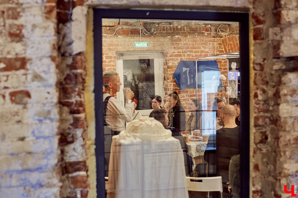 Как сделать возможным «Невозможное застолье», разрушить стены и поймать неуловимые тени? Ищем ответы на выставке современного текстиля.