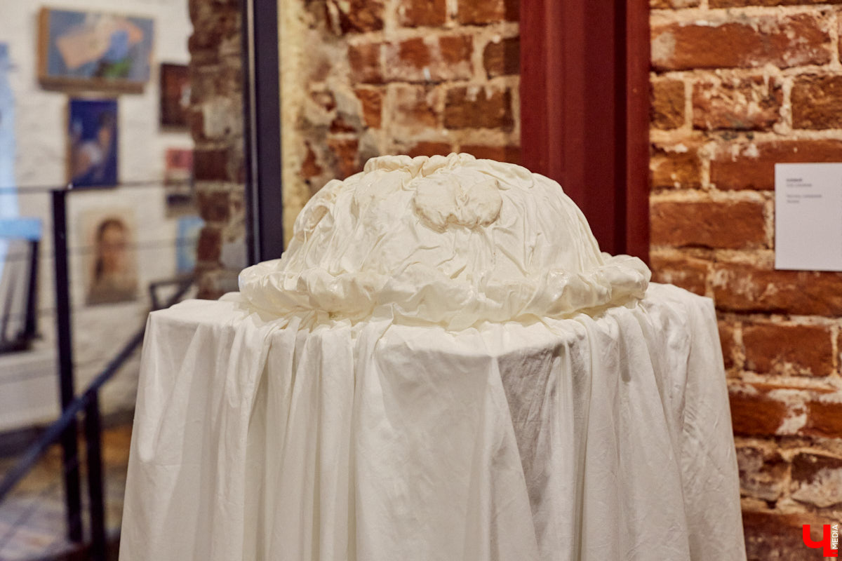 Как сделать возможным «Невозможное застолье», разрушить стены и поймать неуловимые тени? Ищем ответы на выставке современного текстиля.