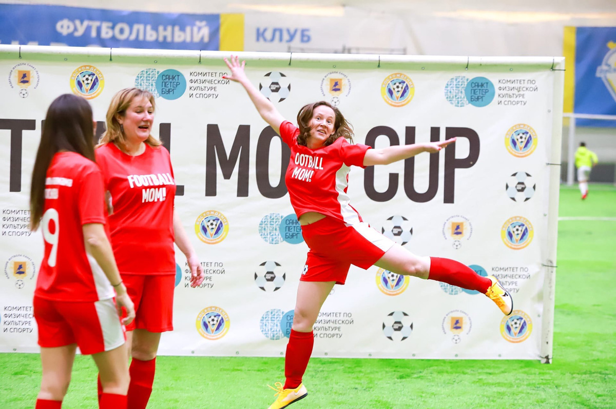 Владимирские мамы доказали, что умеют играть в футбол. На всероссийском турнире «FOOTBALL MOM CUP 2022» наша сборная заняла 4-е место. И это спустя два месяца тренировок. Для своих детей мамы – пример. Играют не только эффективно, но и эффектно.