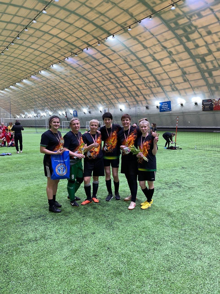 Владимирские мамы доказали, что умеют играть в футбол. На всероссийском турнире «FOOTBALL MOM CUP 2022» наша сборная заняла 4-е место. И это спустя два месяца тренировок. Для своих детей мамы – пример. Играют не только эффективно, но и эффектно.