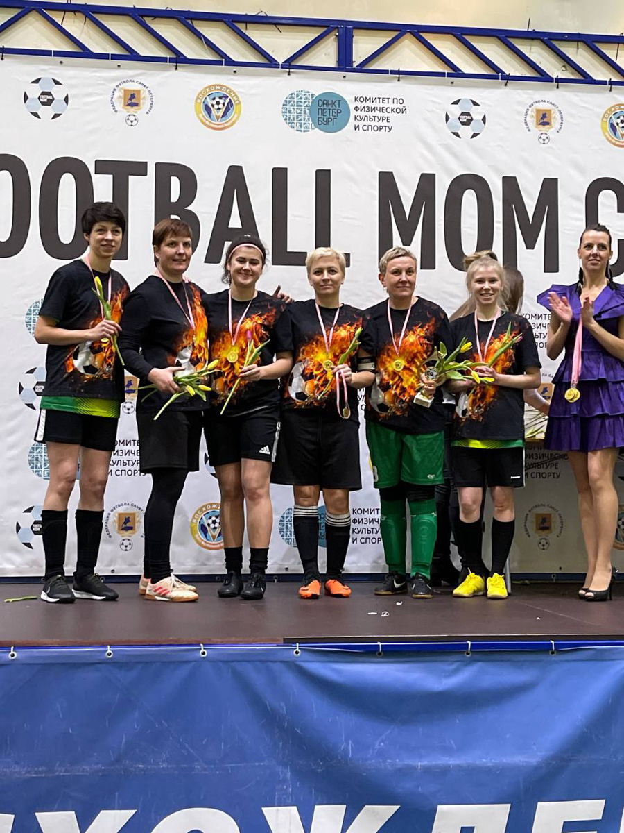 Владимирские мамы доказали, что умеют играть в футбол. На всероссийском турнире «FOOTBALL MOM CUP 2022» наша сборная заняла 4-е место. И это спустя два месяца тренировок. Для своих детей мамы – пример. Играют не только эффективно, но и эффектно.