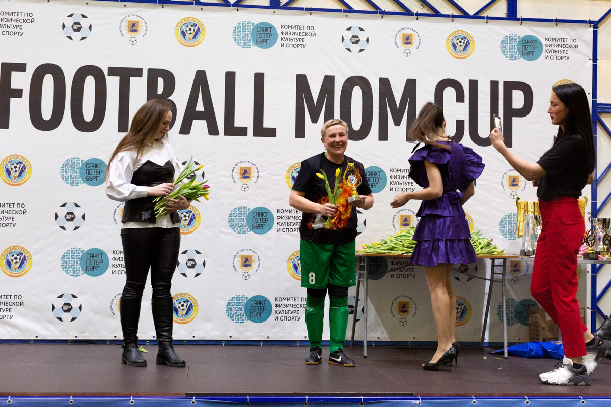 Владимирские мамы доказали, что умеют играть в футбол. На всероссийском турнире «FOOTBALL MOM CUP 2022» наша сборная заняла 4-е место. И это спустя два месяца тренировок. Для своих детей мамы – пример. Играют не только эффективно, но и эффектно.