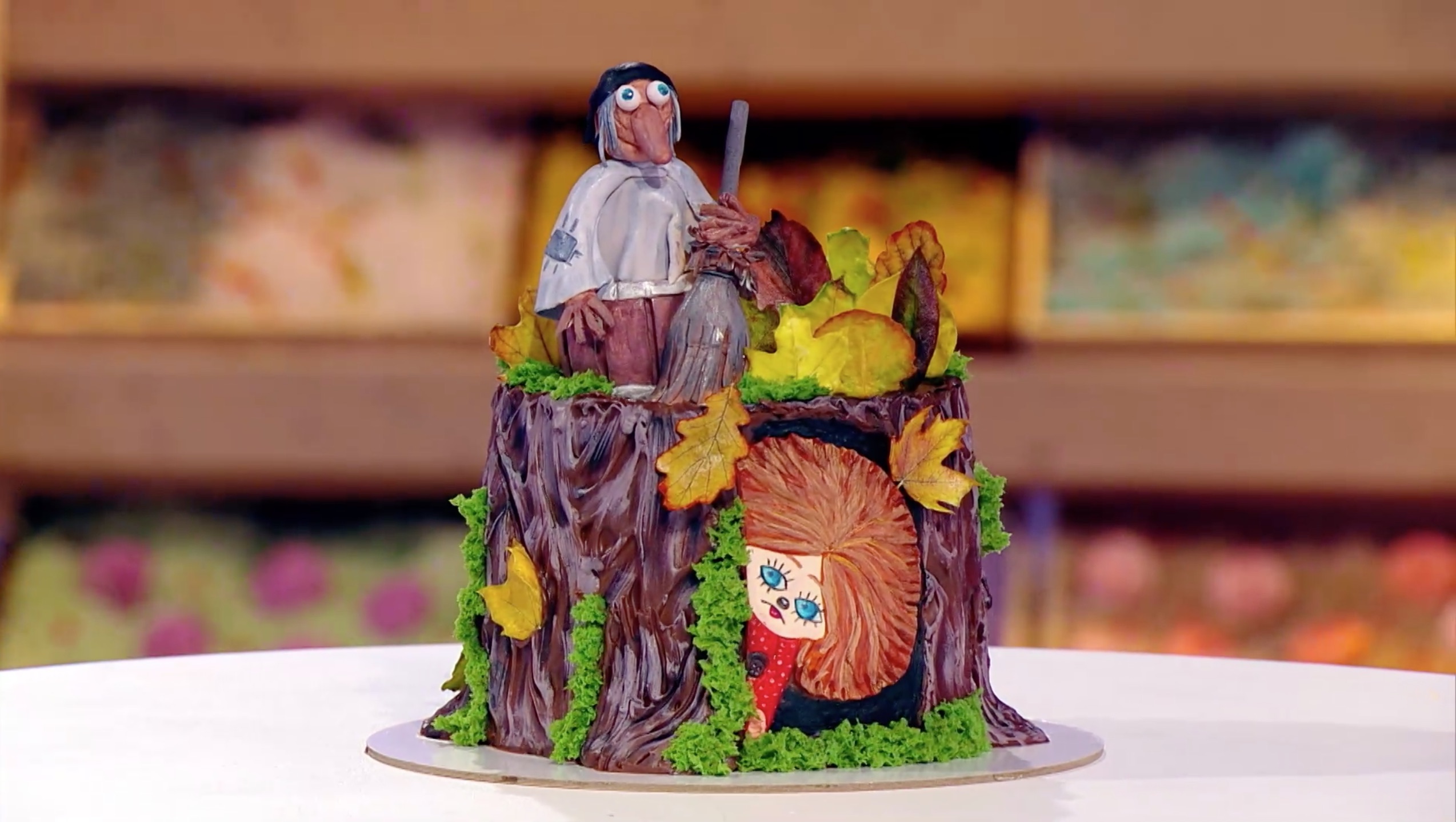 Владимирский кондитер может выиграть миллион рублей в шоу «Кондитер». В качестве сладкого проекта она представила торт с Бабой Ягой.