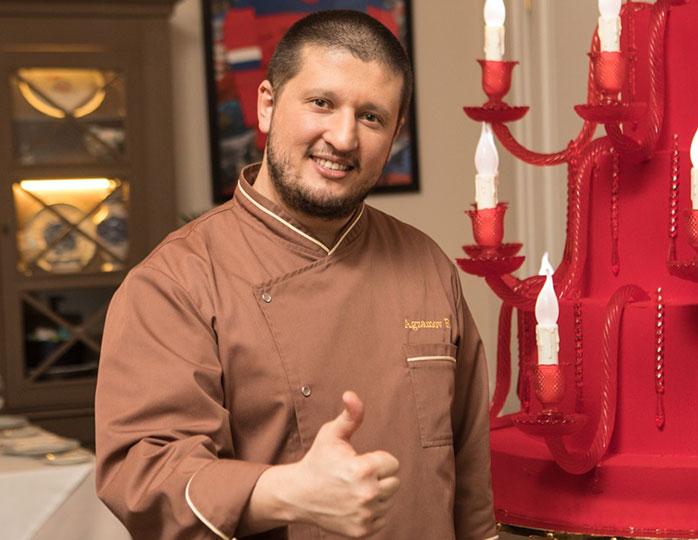 Владимирский кондитер может выиграть миллион рублей в шоу «Кондитер». В качестве сладкого проекта она представила торт с Бабой Ягой.