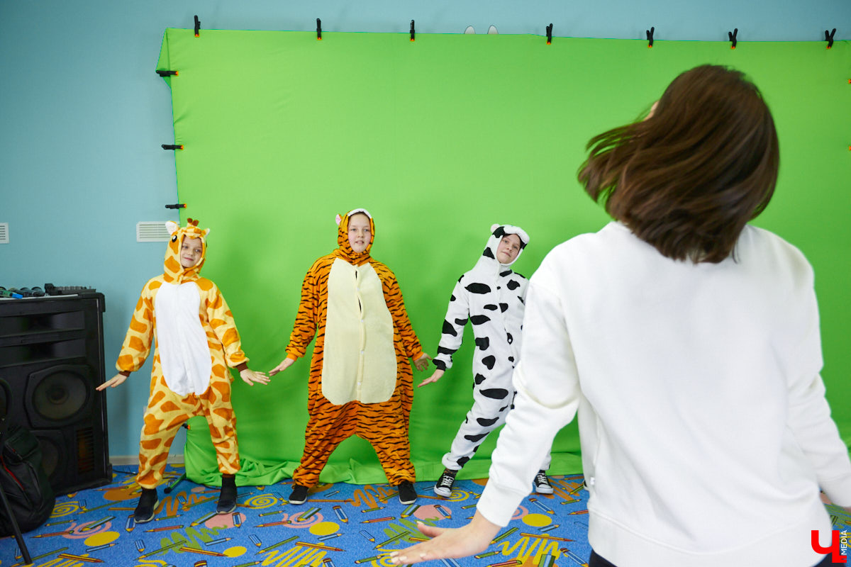 Главный герой историй «МультМьюзика» Тыр тыр трактор автоматически появляется в строке поиска на YouTube, руководители канала удостоились «серебряной кнопки» хостинга и теперь переводят контент на иностранные языки. Подробнее – в репортаже под мультпесню о сервисе Tik-Tok.