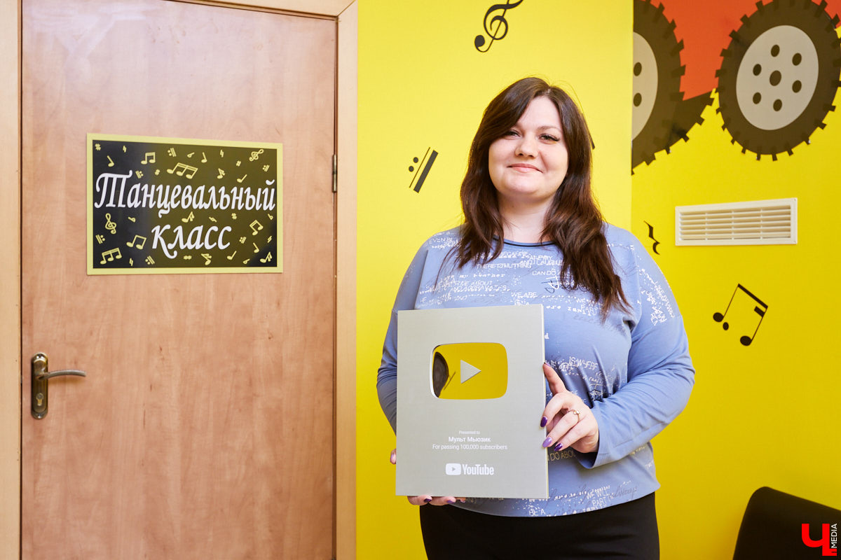 Главный герой историй «МультМьюзика» Тыр тыр трактор автоматически появляется в строке поиска на YouTube, руководители канала удостоились «серебряной кнопки» хостинга и теперь переводят контент на иностранные языки. Подробнее – в репортаже под мультпесню о сервисе Tik-Tok.