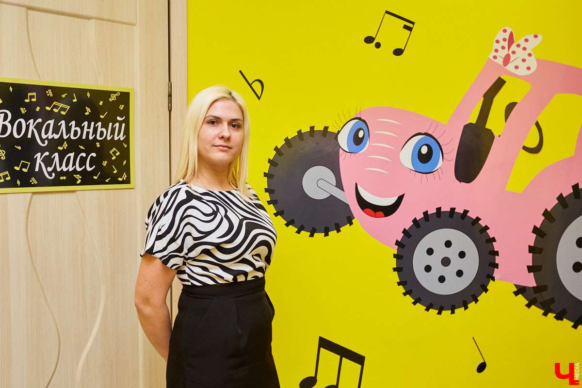 Главный герой историй «МультМьюзика» Тыр тыр трактор автоматически появляется в строке поиска на YouTube, руководители канала удостоились «серебряной кнопки» хостинга и теперь переводят контент на иностранные языки. Подробнее – в репортаже под мультпесню о сервисе Tik-Tok.