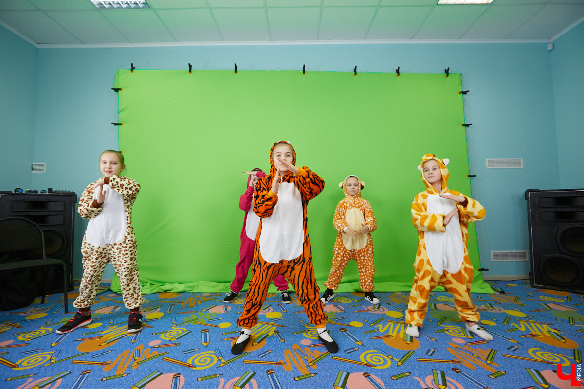 Главный герой историй «МультМьюзика» Тыр тыр трактор автоматически появляется в строке поиска на YouTube, руководители канала удостоились «серебряной кнопки» хостинга и теперь переводят контент на иностранные языки. Подробнее – в репортаже под мультпесню о сервисе Tik-Tok.