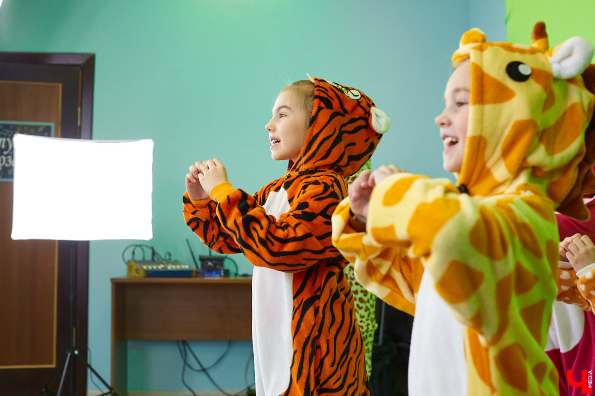 Главный герой историй «МультМьюзика» Тыр тыр трактор автоматически появляется в строке поиска на YouTube, руководители канала удостоились «серебряной кнопки» хостинга и теперь переводят контент на иностранные языки. Подробнее – в репортаже под мультпесню о сервисе Tik-Tok.