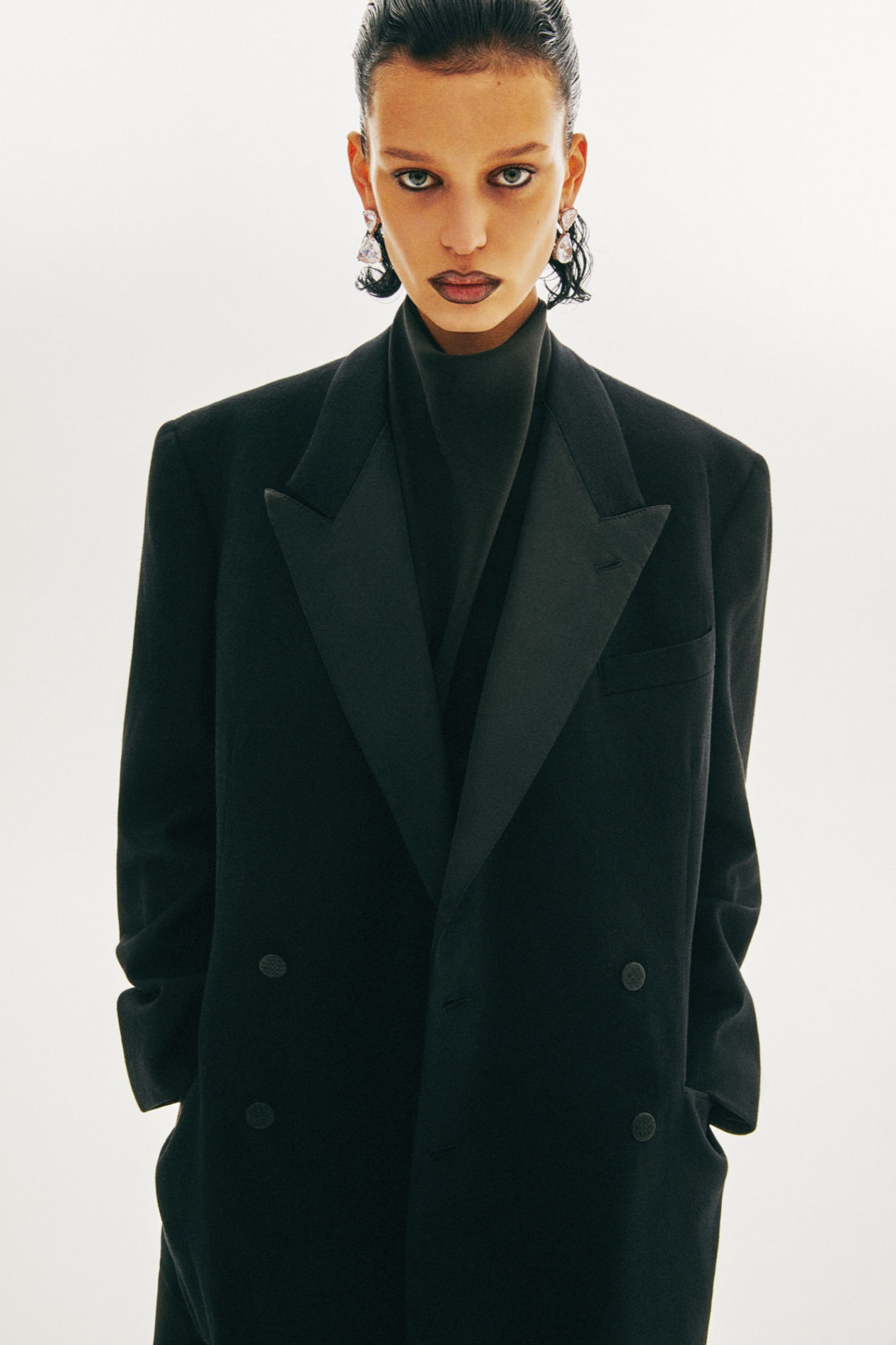 Историк моды и ведущий программы «Модный приговор» Александр Васильев предложил создать новую fashion-основу из российских брендов. Он запустил своеобразный флешмоб в соцсетях и призвал пользователей оставлять в комментариях свои варианты. Среди кандидатов засветились и представители Владимирской области. Кто сможет спасти российскую моду, читайте в материале «Ключ-Медиа».