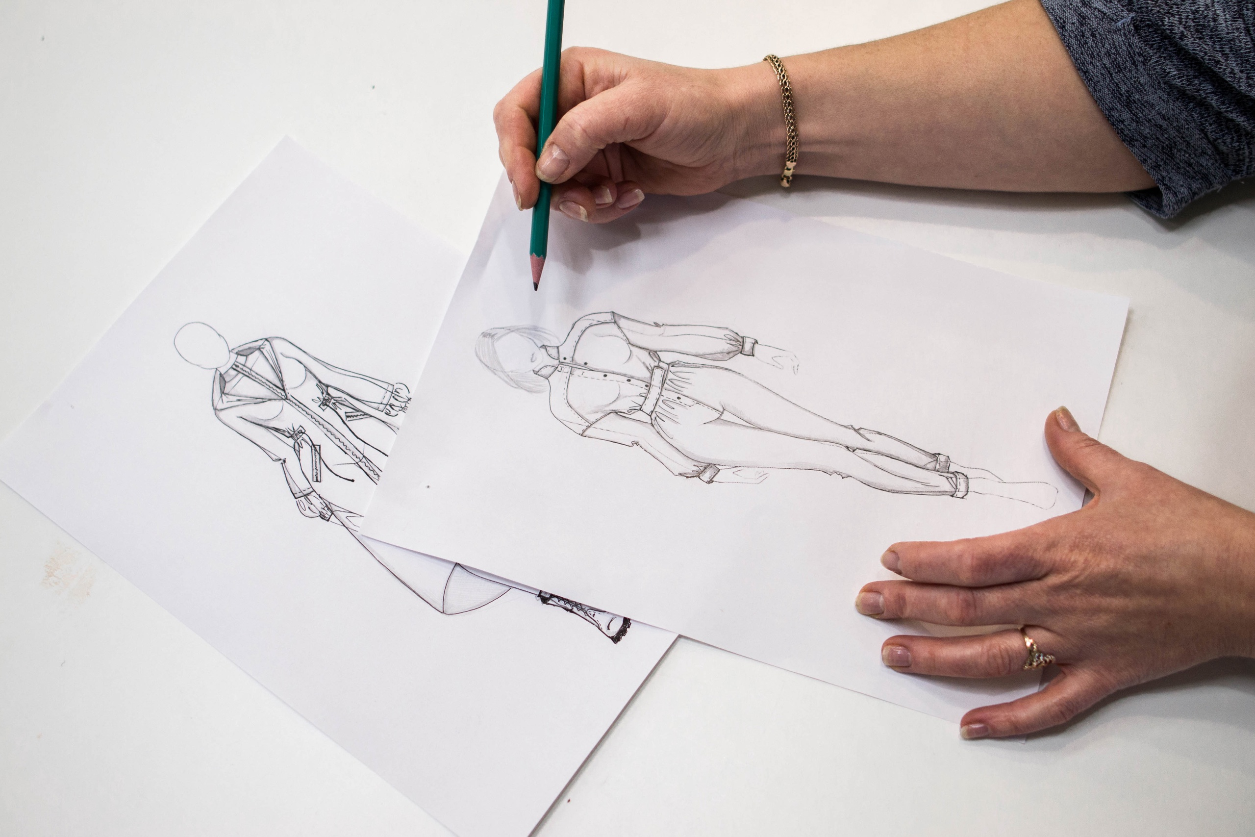 Историк моды и ведущий программы «Модный приговор» Александр Васильев предложил создать новую fashion-основу из российских брендов. Он запустил своеобразный флешмоб в соцсетях и призвал пользователей оставлять в комментариях свои варианты. Среди кандидатов засветились и представители Владимирской области. Кто сможет спасти российскую моду, читайте в материале «Ключ-Медиа».