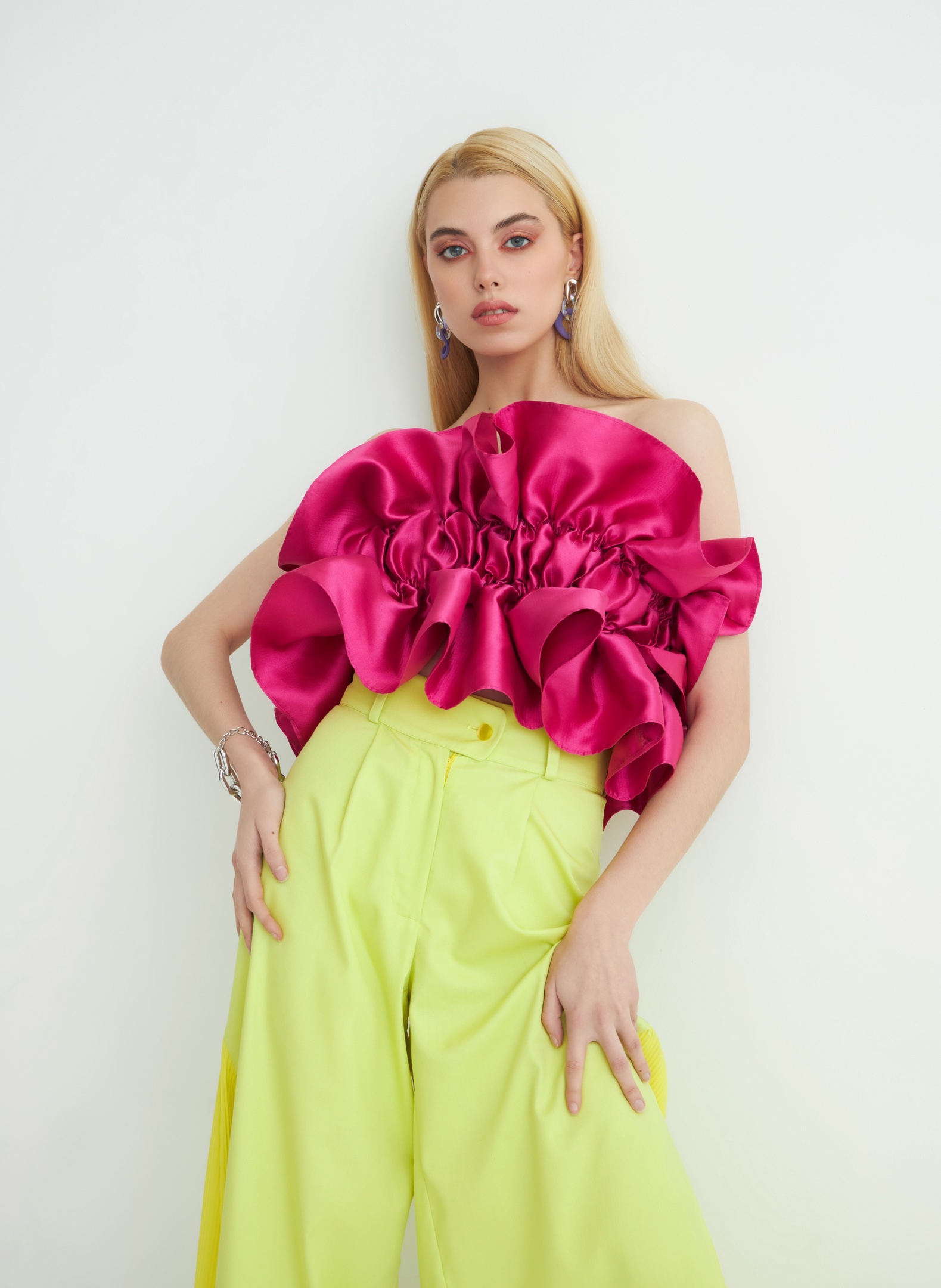 Историк моды и ведущий программы «Модный приговор» Александр Васильев предложил создать новую fashion-основу из российских брендов. Он запустил своеобразный флешмоб в соцсетях и призвал пользователей оставлять в комментариях свои варианты. Среди кандидатов засветились и представители Владимирской области. Кто сможет спасти российскую моду, читайте в материале «Ключ-Медиа».