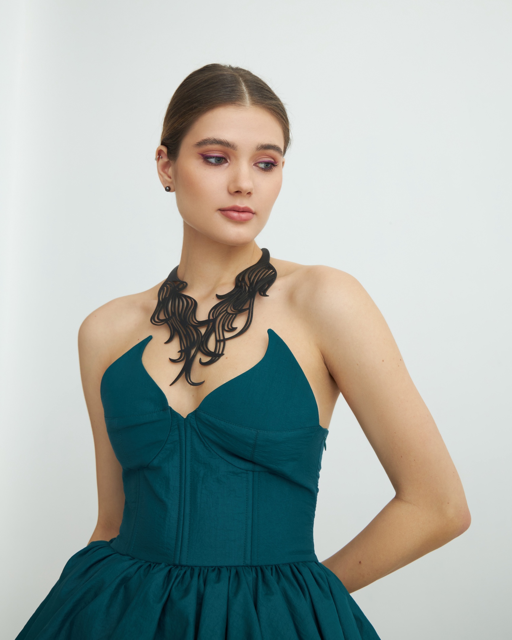 Историк моды и ведущий программы «Модный приговор» Александр Васильев предложил создать новую fashion-основу из российских брендов. Он запустил своеобразный флешмоб в соцсетях и призвал пользователей оставлять в комментариях свои варианты. Среди кандидатов засветились и представители Владимирской области. Кто сможет спасти российскую моду, читайте в материале «Ключ-Медиа».