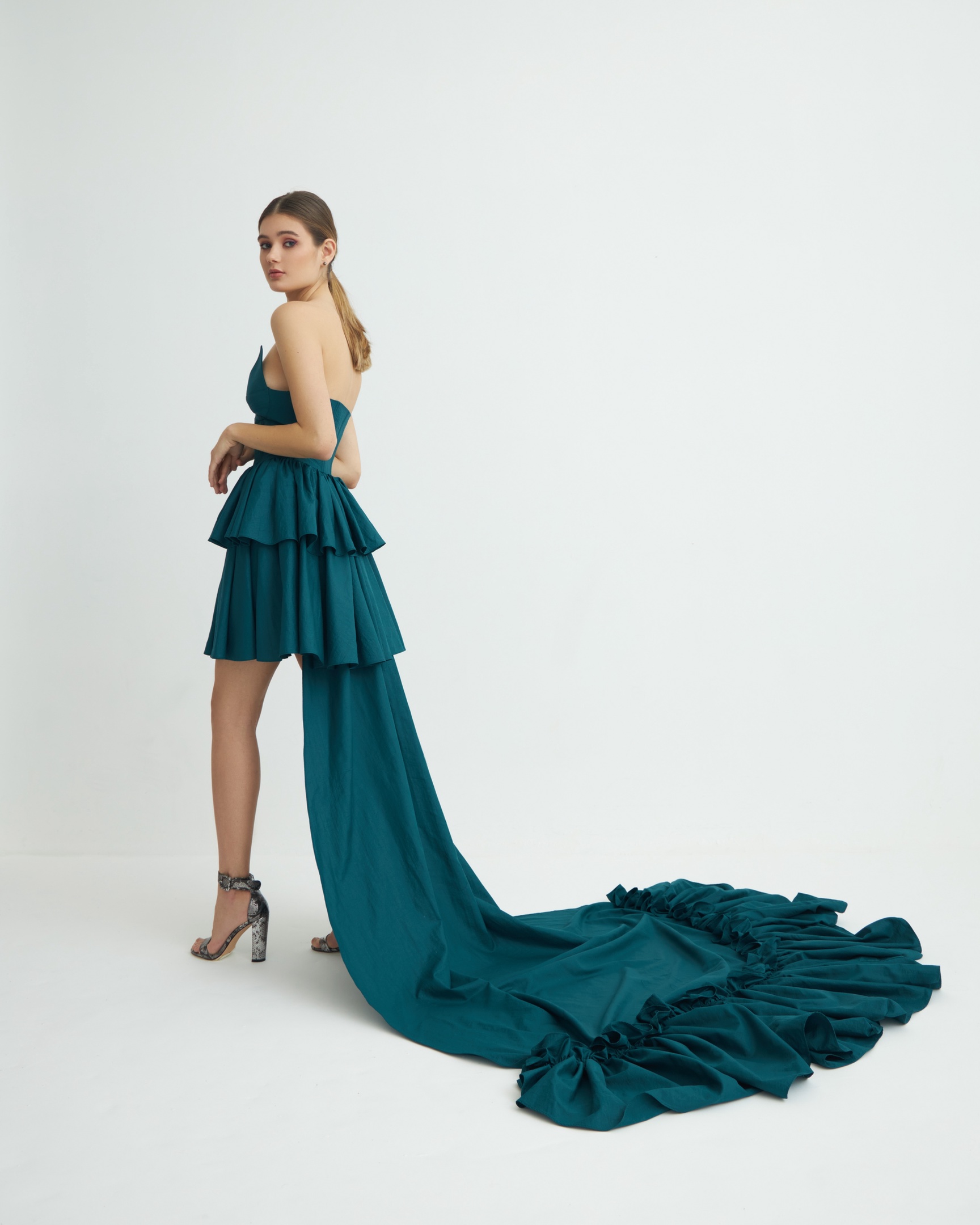 Историк моды и ведущий программы «Модный приговор» Александр Васильев предложил создать новую fashion-основу из российских брендов. Он запустил своеобразный флешмоб в соцсетях и призвал пользователей оставлять в комментариях свои варианты. Среди кандидатов засветились и представители Владимирской области. Кто сможет спасти российскую моду, читайте в материале «Ключ-Медиа».