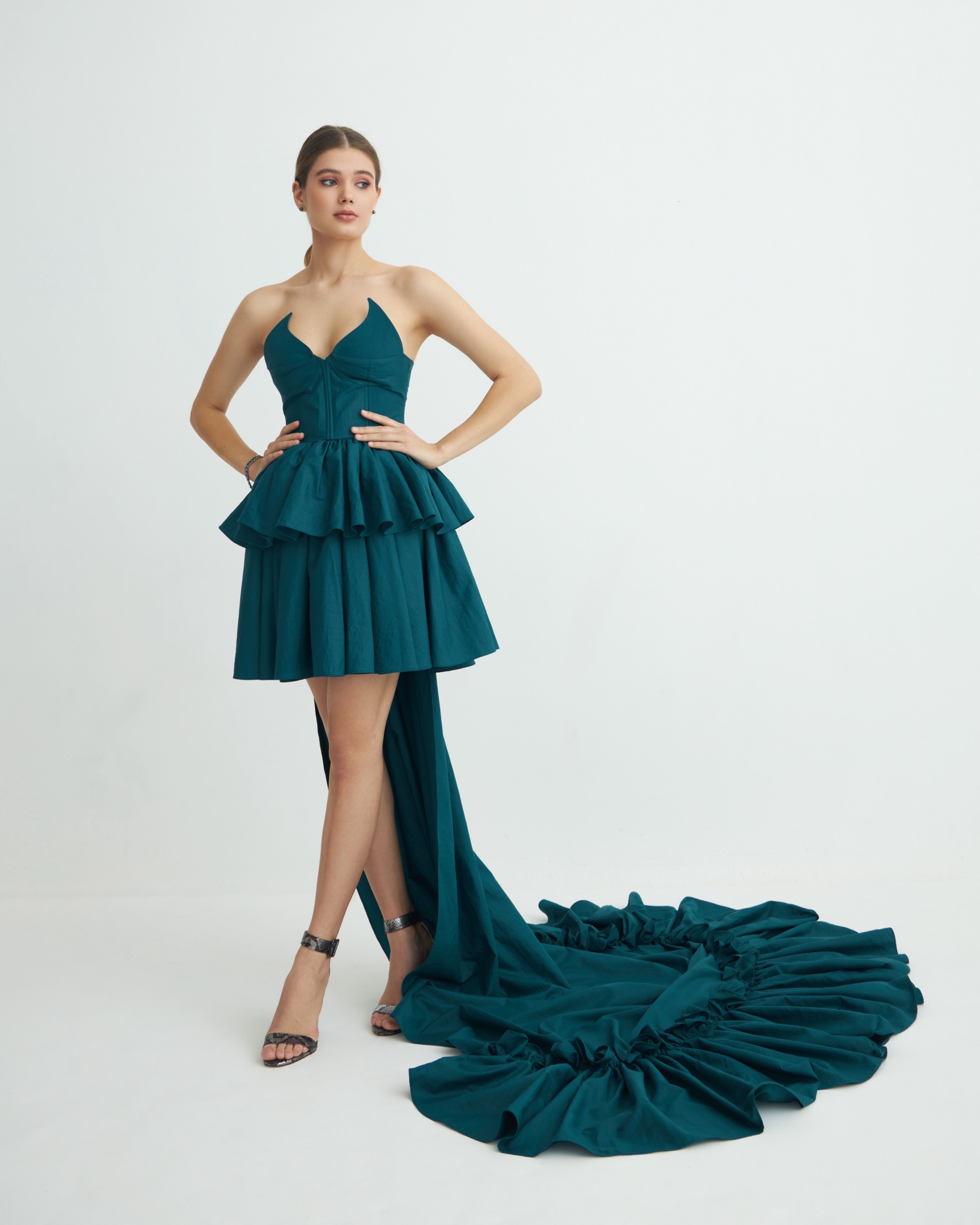 Историк моды и ведущий программы «Модный приговор» Александр Васильев предложил создать новую fashion-основу из российских брендов. Он запустил своеобразный флешмоб в соцсетях и призвал пользователей оставлять в комментариях свои варианты. Среди кандидатов засветились и представители Владимирской области. Кто сможет спасти российскую моду, читайте в материале «Ключ-Медиа».