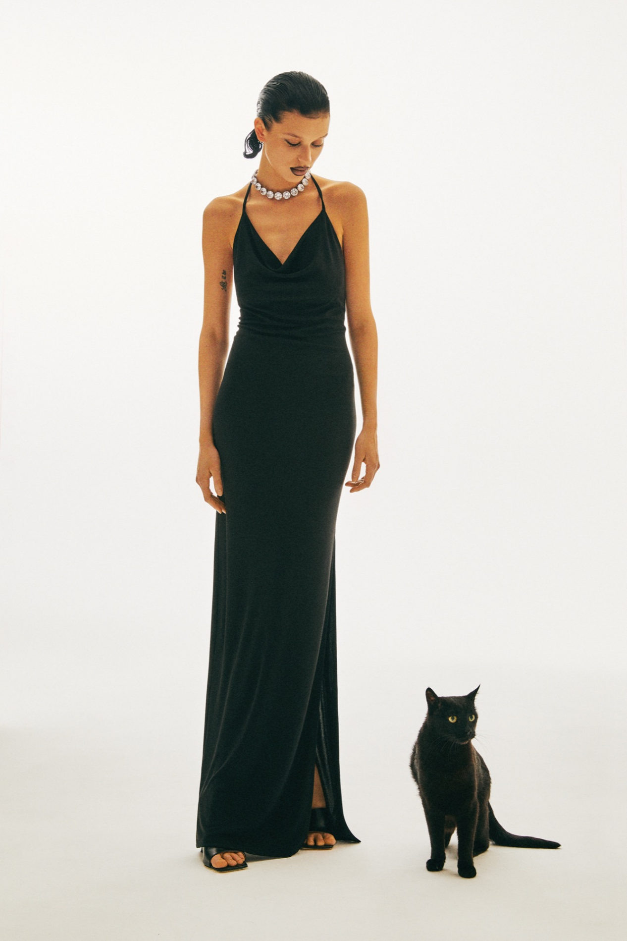 Историк моды и ведущий программы «Модный приговор» Александр Васильев предложил создать новую fashion-основу из российских брендов. Он запустил своеобразный флешмоб в соцсетях и призвал пользователей оставлять в комментариях свои варианты. Среди кандидатов засветились и представители Владимирской области. Кто сможет спасти российскую моду, читайте в материале «Ключ-Медиа».