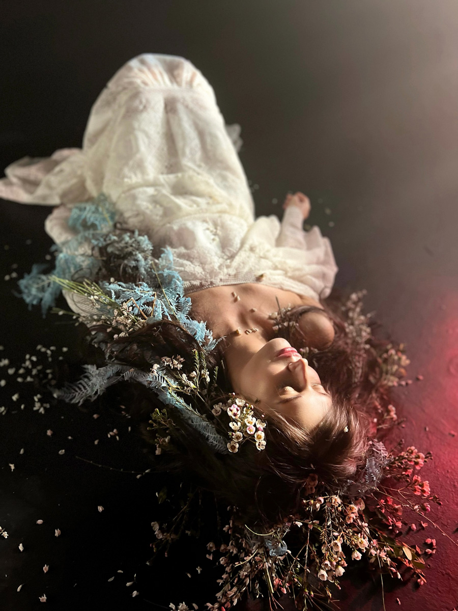 Продемонстрировав свою удивительную харизму и вокальный талант еще на шоу «Голос-4», где Ольга Задонская успешно дошла до финала, она неустанно издает новые песни и колесит по стране с концертами. Вот и на этот раз мы поймали певицу, когда она только-только прилетела с выступления в Калининграде. Повод для общения – выход ее новой композиции «Улетай».