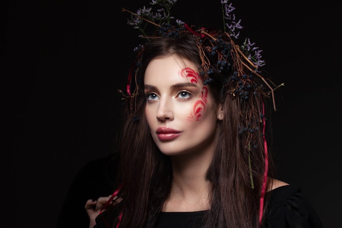 Продемонстрировав свою удивительную харизму и вокальный талант еще на шоу «Голос-4», где Ольга Задонская успешно дошла до финала, она неустанно издает новые песни и колесит по стране с концертами. Вот и на этот раз мы поймали певицу, когда она только-только прилетела с выступления в Калининграде. Повод для общения – выход ее новой композиции «Улетай».