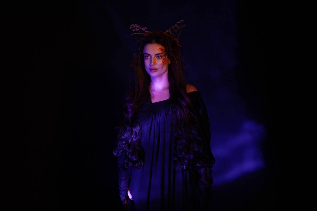 Продемонстрировав свою удивительную харизму и вокальный талант еще на шоу «Голос-4», где Ольга Задонская успешно дошла до финала, она неустанно издает новые песни и колесит по стране с концертами. Вот и на этот раз мы поймали певицу, когда она только-только прилетела с выступления в Калининграде. Повод для общения – выход ее новой композиции «Улетай».