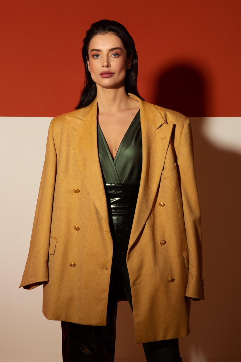 Продемонстрировав свою удивительную харизму и вокальный талант еще на шоу «Голос-4», где Ольга Задонская успешно дошла до финала, она неустанно издает новые песни и колесит по стране с концертами. Вот и на этот раз мы поймали певицу, когда она только-только прилетела с выступления в Калининграде. Повод для общения – выход ее новой композиции «Улетай».