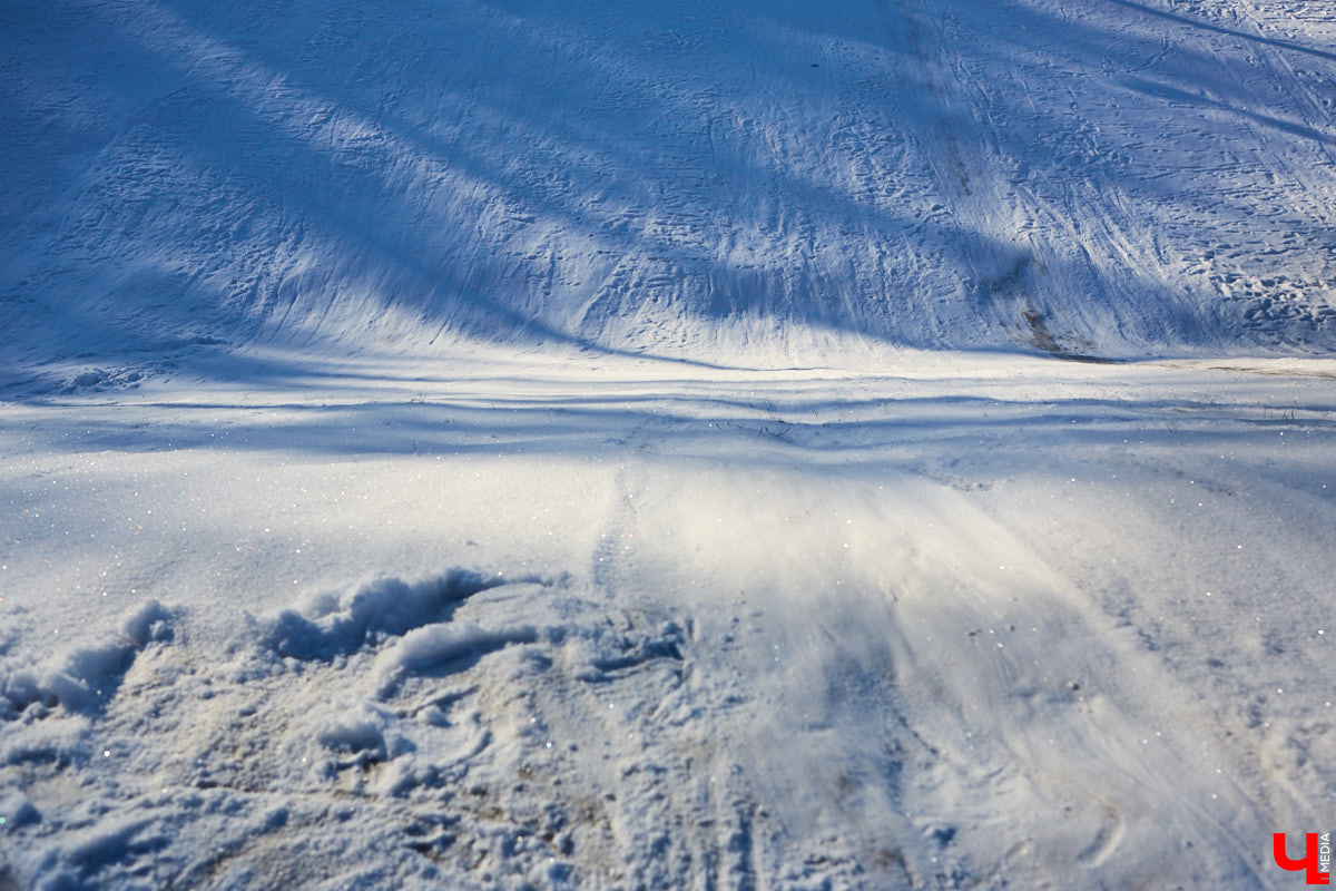 В конце декабря местные экстремалы жаловались нам на отсутствие в городе оборудованных склонов. И вот теперь власти задались этим вопросом. Огуречную гору, которую сноубордисты нередко используют для «диких» покатушек, могут превратить в горнолыжную трассу. А что будет с остальными?