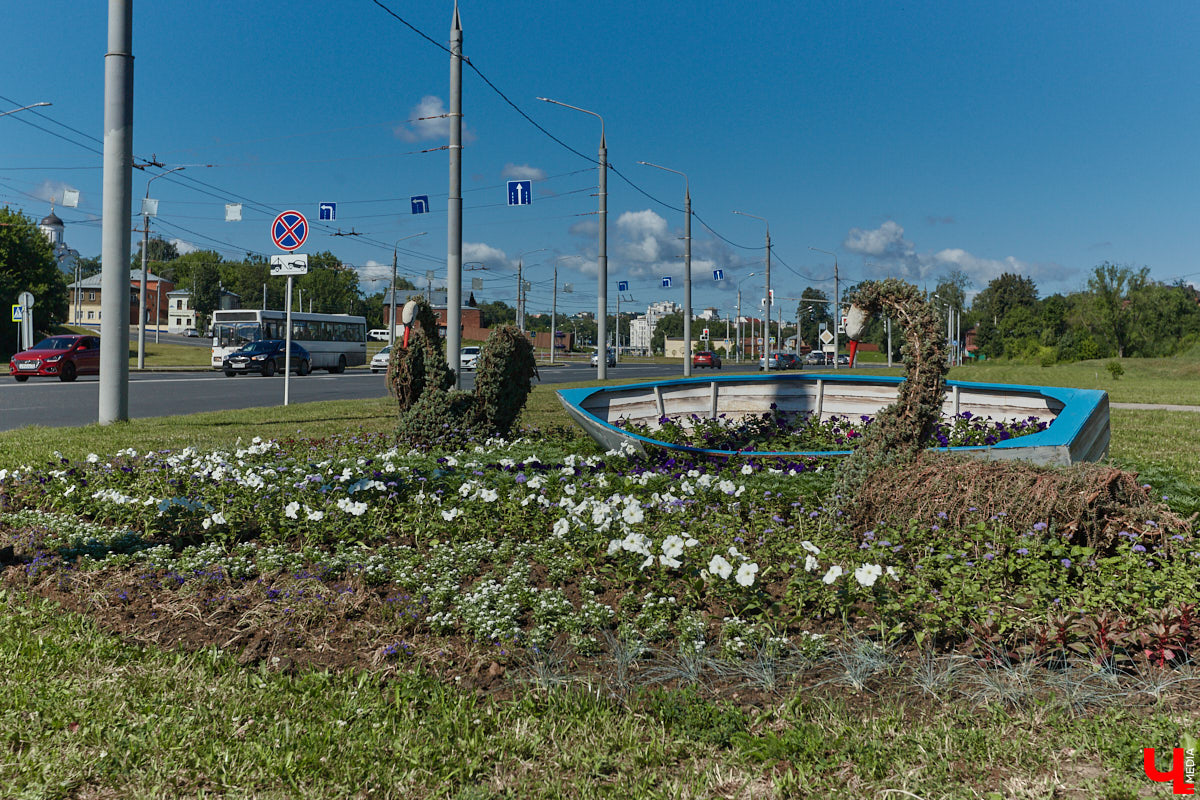 Аномально теплая погода в марте подарила жителям области возможность полюбоваться первыми цветами раньше срока. Жаль, что скоро яркие крокусы спрячутся под снегом…