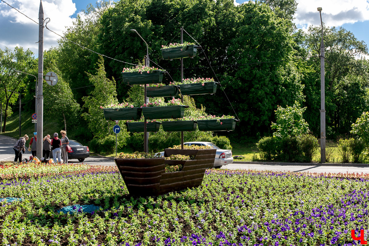 Аномально теплая погода в марте подарила жителям области возможность полюбоваться первыми цветами раньше срока. Жаль, что скоро яркие крокусы спрячутся под снегом…