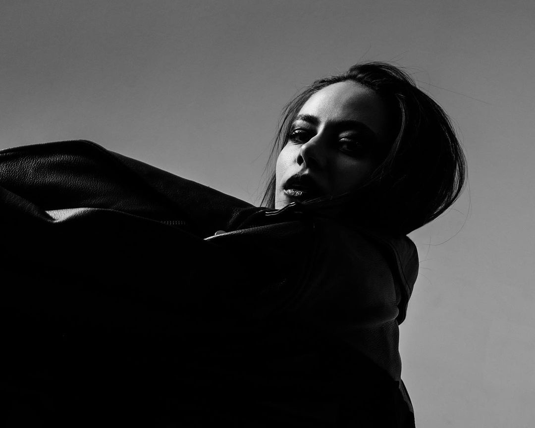 Музыка заряжает, поднимает настроение и конвертирует переживания в танец. Направляем энергию в нужное русло с традиционным творческим обзором от «Ключ-Медиа», незаслуженно забытым в 2022 году. Мы раскаиваемся и наверстываем упущенное, собрав для вас максимально обширный плейлист!