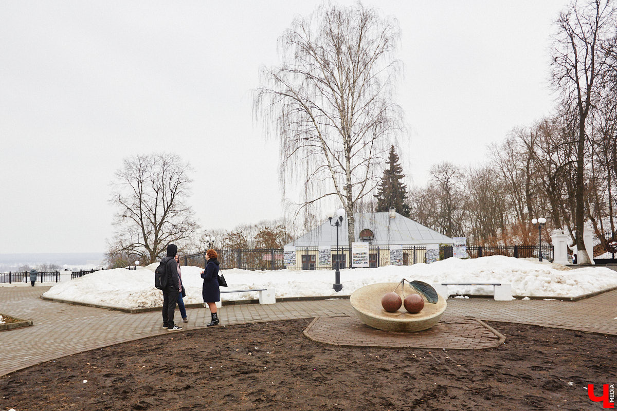 Стендапер Виталий Косарев совершил экскурсию по областному центру и поговорил с «Ключ-Медиа» о важности комедии во время стресса, табуированных темах и роли мамы в становлении карьеры.
