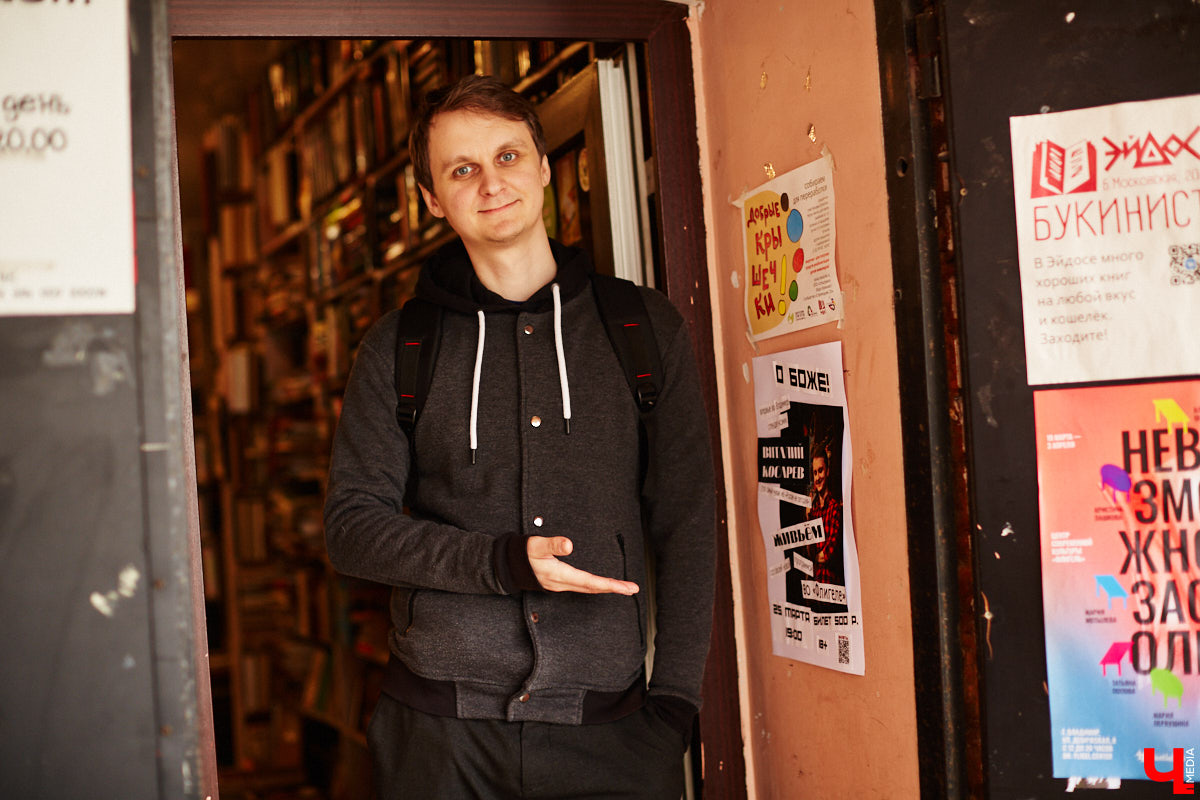 Стендапер Виталий Косарев совершил экскурсию по областному центру и поговорил с «Ключ-Медиа» о важности комедии во время стресса, табуированных темах и роли мамы в становлении карьеры.