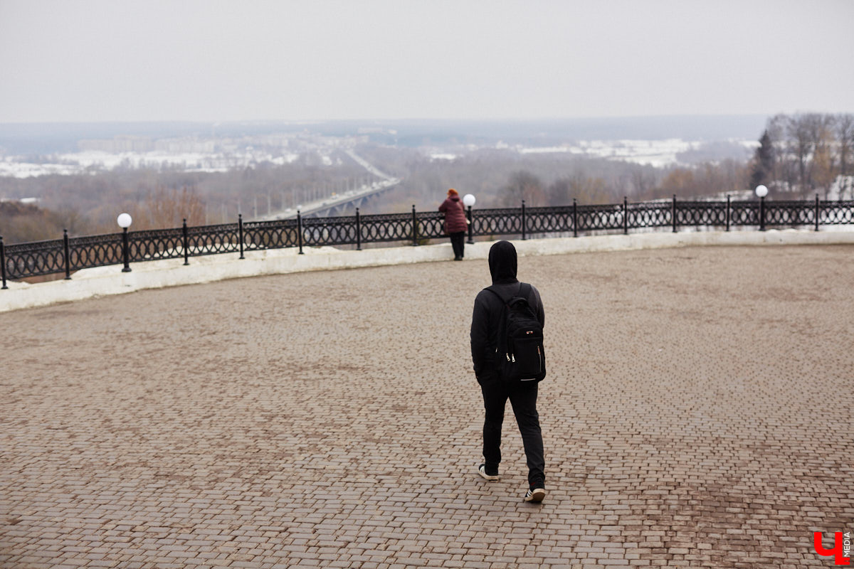 Стендапер Виталий Косарев совершил экскурсию по областному центру и поговорил с «Ключ-Медиа» о важности комедии во время стресса, табуированных темах и роли мамы в становлении карьеры.