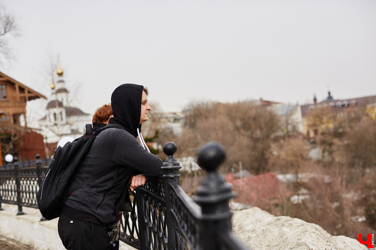 Стендапер Виталий Косарев совершил экскурсию по областному центру и поговорил с «Ключ-Медиа» о важности комедии во время стресса, табуированных темах и роли мамы в становлении карьеры.