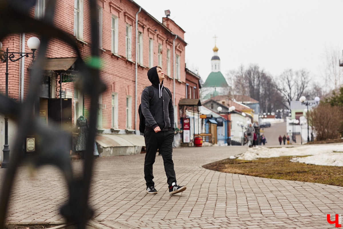 Стендапер Виталий Косарев совершил экскурсию по областному центру и поговорил с «Ключ-Медиа» о важности комедии во время стресса, табуированных темах и роли мамы в становлении карьеры.