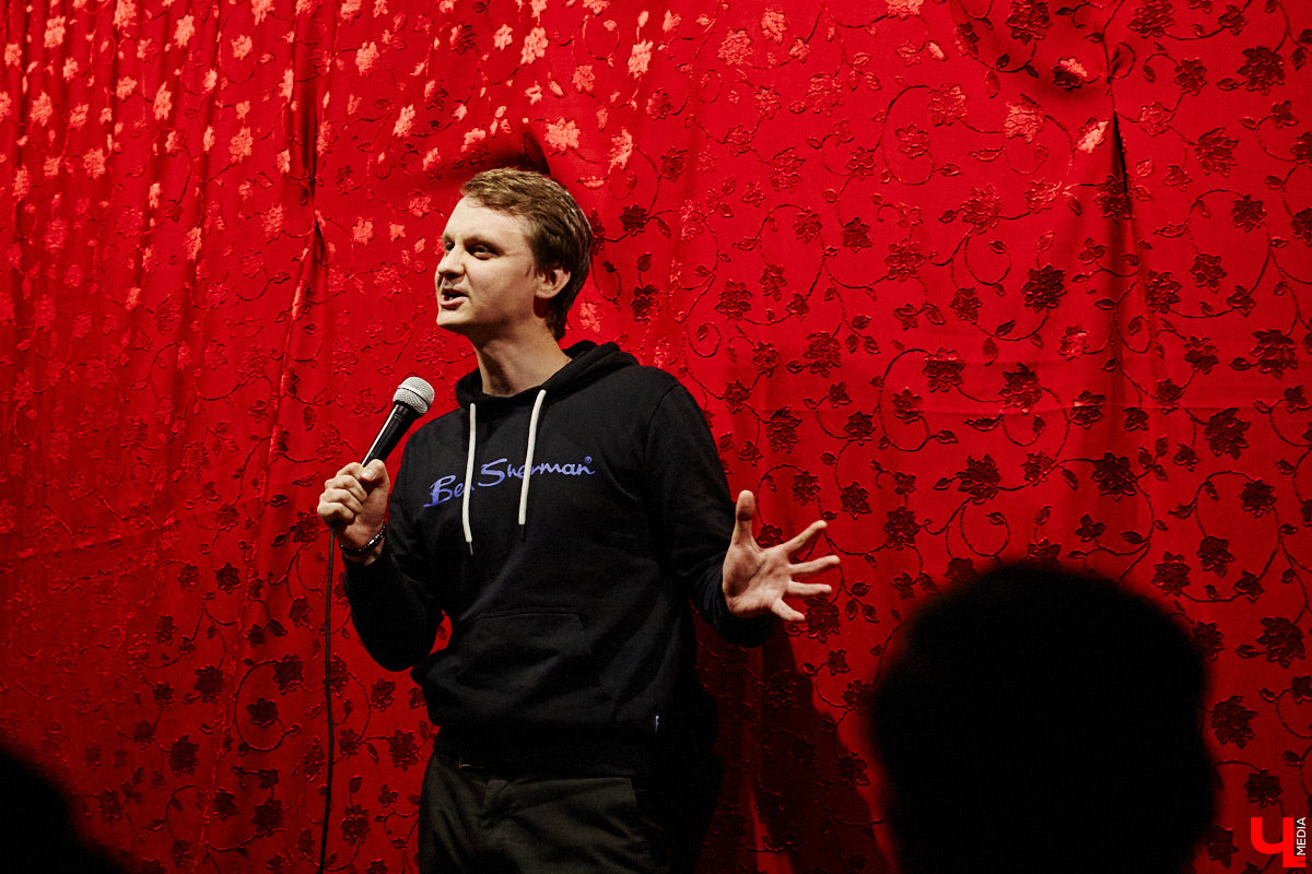 Стендапер Виталий Косарев совершил экскурсию по областному центру и поговорил с «Ключ-Медиа» о важности комедии во время стресса, табуированных темах и роли мамы в становлении карьеры.